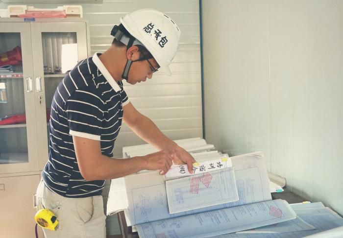 卷尺不離身，能下工地，也能細心的整理好每一份資料。謝微旋 攝.jpg