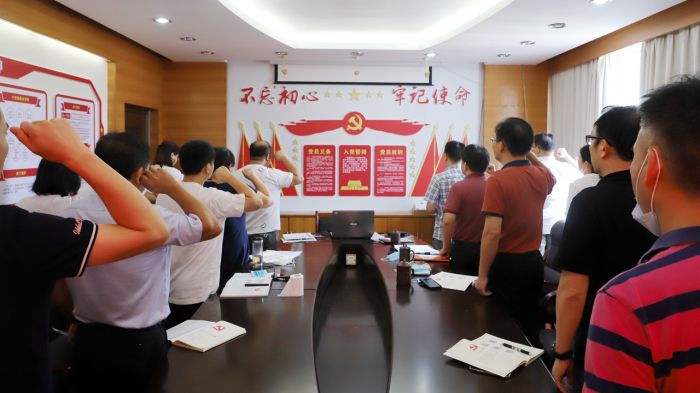 重溫入黨誓詞。譚龍攝.jpg