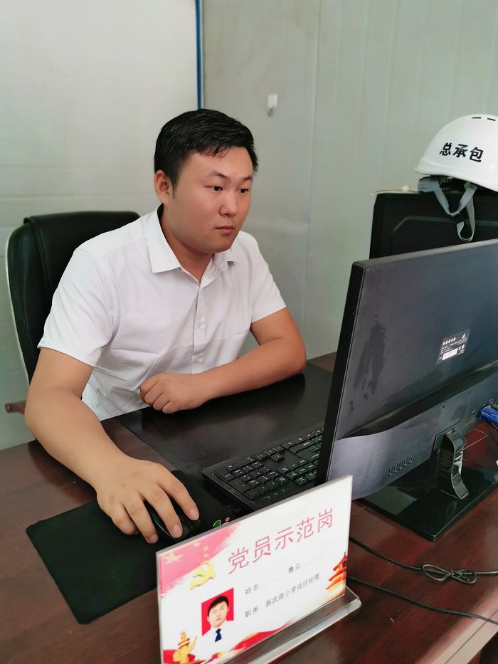 魯立在辦公室。馮翔  攝.jpg