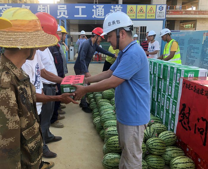 發(fā)放清涼物資。盧瑞陽 攝.JPG