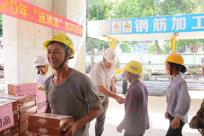 區(qū)工業(yè)設計院住宅項目送清涼。張釗林 攝.JPG