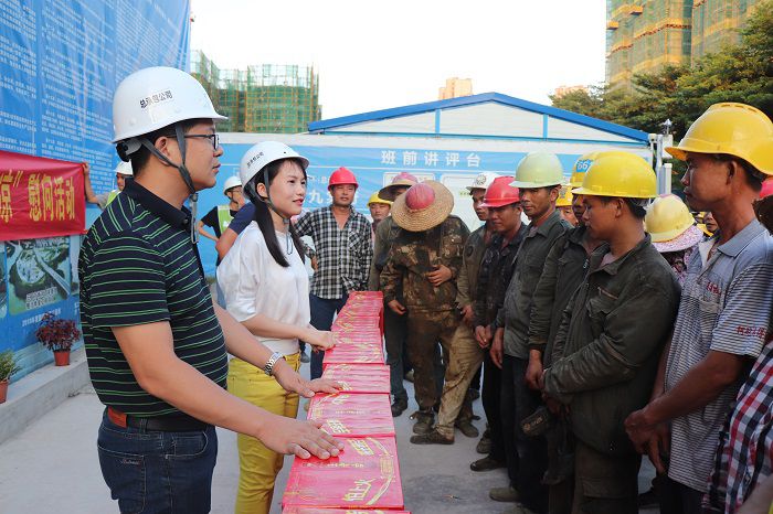 梁思赫慰問農民工。 唐霞 攝.JPG