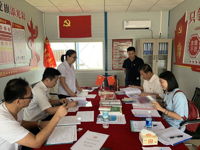 檢查材料現(xiàn)場。蔡怡靈 攝.jpg