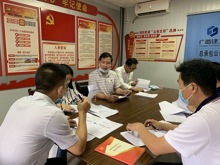 檢查組檢查材料。 劉萌萌 攝.jpg