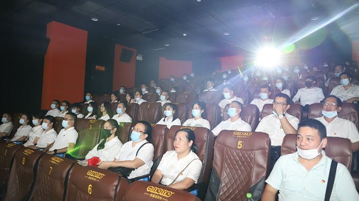 5號廳觀影人員合影。鄧燦濱 攝.JPG