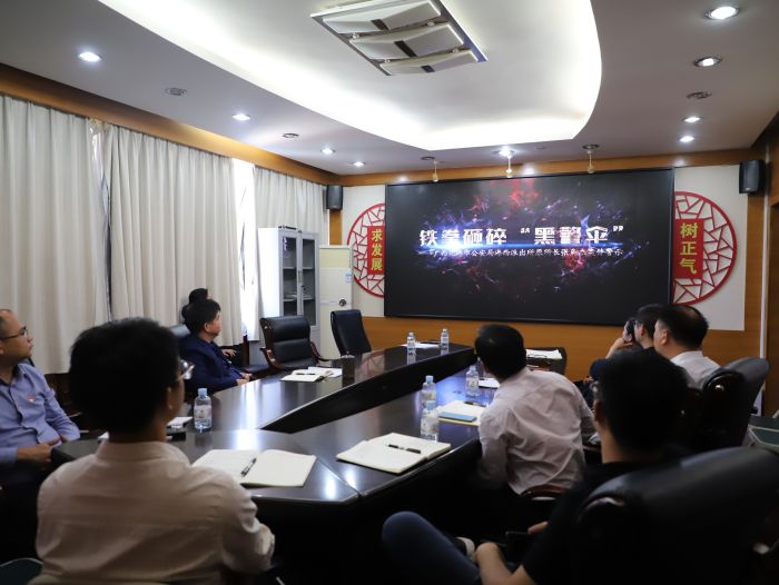 觀看警示教育片。韋文 攝.jpg