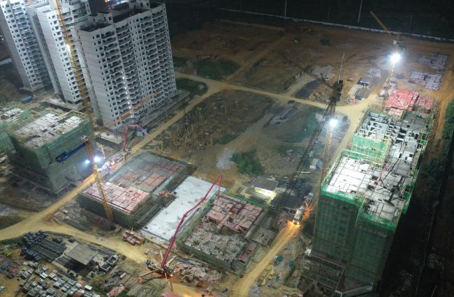 A地塊夜間多個樓棟同時澆筑混凝土。盧瑞陽 攝.jpg