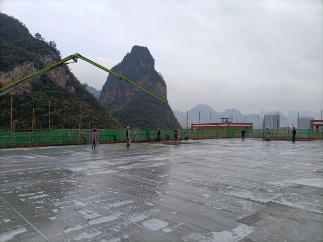 風(fēng)雨操場食堂屋面層混凝土澆筑現(xiàn)場。陳志健 攝.jpg