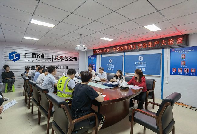 張強(qiáng)在龍胤銀灘天機(jī)項(xiàng)目召開安全檢查總結(jié)會(huì)。李玲玲 攝（修圖).jpg