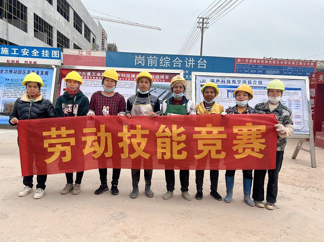 內(nèi)腳手架班組合影。廖之錠 攝（修圖）.jpg