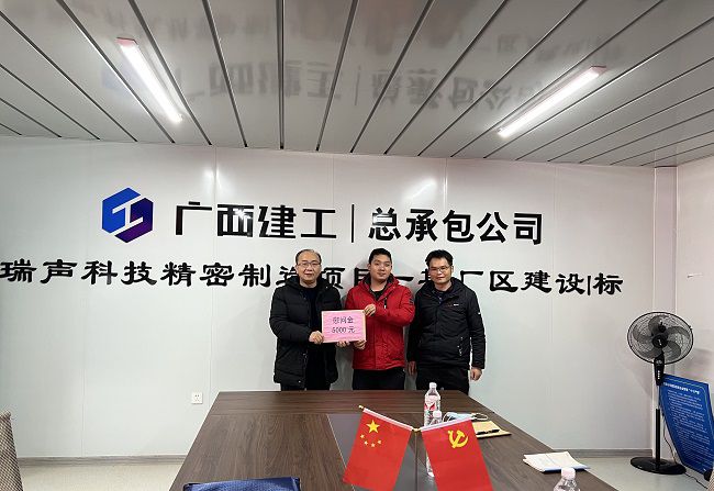 發(fā)放慰問金。廖之錠 攝（修圖）.jpg