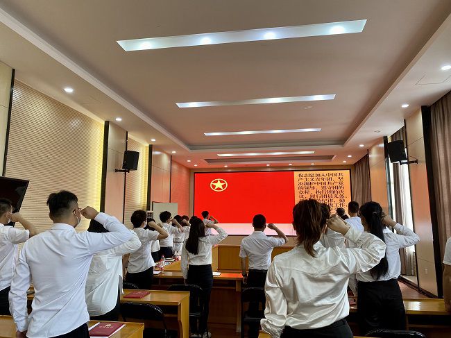 重溫入團誓詞。黃璐璐 攝（修圖）.jpg
