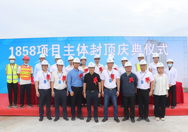 鄧少新與在場(chǎng)職工合影留念。周煜川 攝（修圖）.jpg