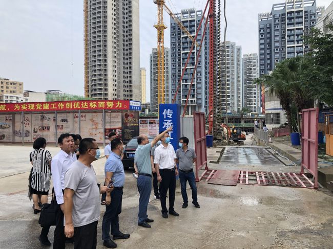 檢查施工現(xiàn)場。龔媚媚 攝（修圖）.jpg
