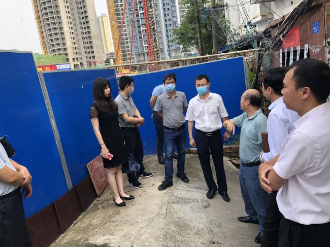 走訪周邊群眾。龔媚媚 攝（修圖）.jpg