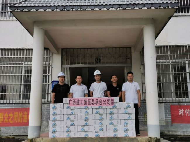捐贈抗災物資。譚山泉 攝（修圖）.jpg