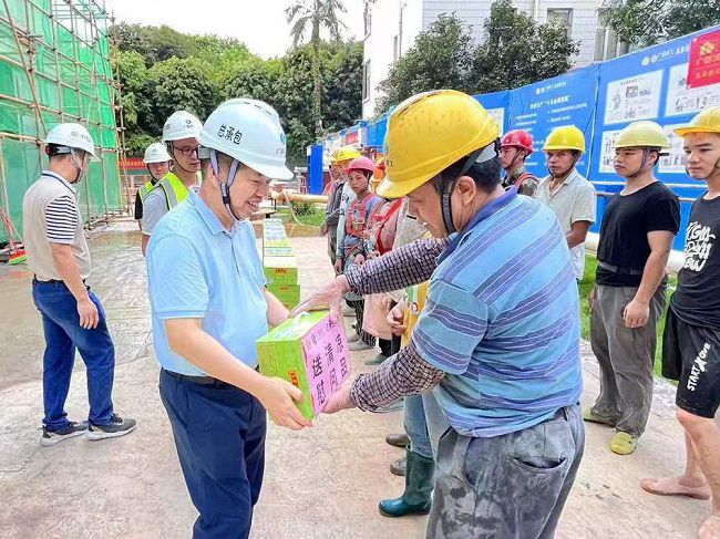 岑廷義為一線工人發(fā)放清涼飲品。 謝秋云 攝（650圖）.jpg