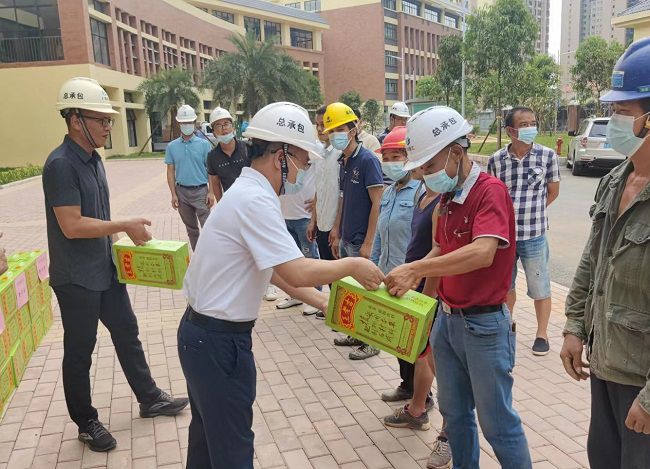 發(fā)放慰問品。彭永彬 攝（修圖）.jpg