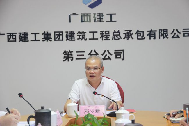 鄧少新宣講黨的二十大精神。梁紅玉 攝（修圖）.jpg