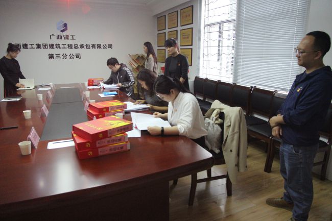 檢查資料現(xiàn)場。梁紅玉 攝（修圖）.jpg