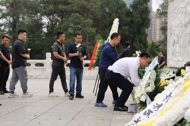 敬獻(xiàn)白菊。林成斌 攝（修圖）.jpg