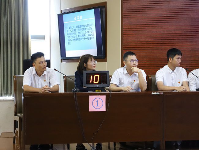 公司才賽隊伍沉著答題。李立云 攝（修圖）.jpg
