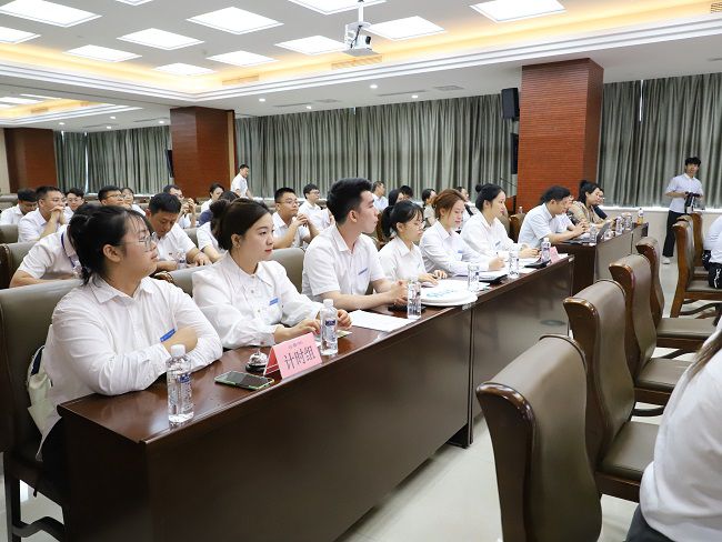 工作人員認真計時記分。李立云 攝（修圖）.jpg