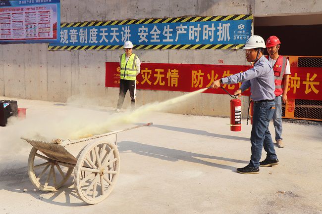 曾勁松進行滅火器材使用培訓。周煜川 攝（修圖）.jpg