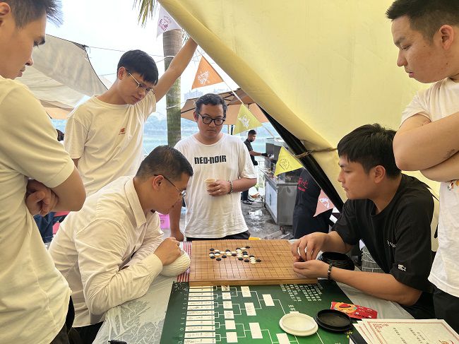 五子棋比賽現(xiàn)場(chǎng)。楊鈺 攝（2）.jpg