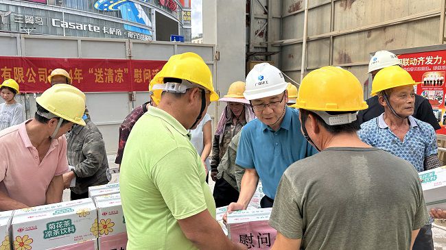 發(fā)放慰問(wèn)品1。容芝雅 攝（修圖）.jpg